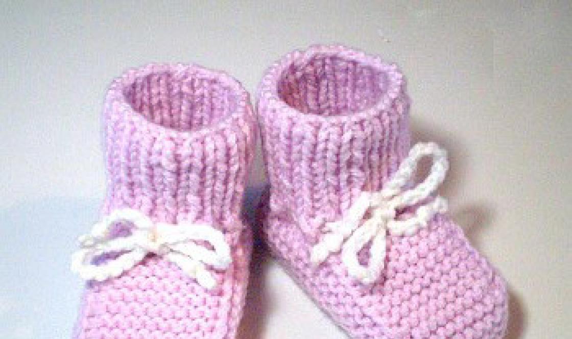 Как да плета бебешки обувки с игли за плетене и плетене на една кука със собствените си ръце: инструкции стъпка по стъпка, диаграми за правене на прости обувки, обувки-чорапи и обувки-маратонки с описание на стъпките в