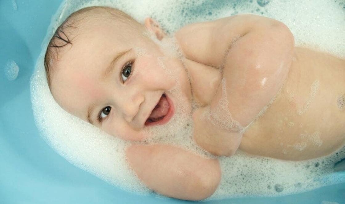 Πώς να περιποιηθείτε ένα νεογέννητο μετά το μπάνιο Ο καλύτερος τρόπος για να λιπάνετε τις πτυχές των νεογνών
