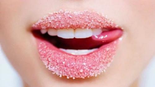 Как увлажнить губы в домашних условиях