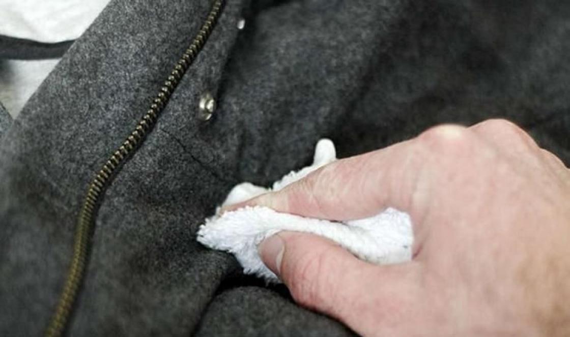 How to get rid of sweat smell on a coat