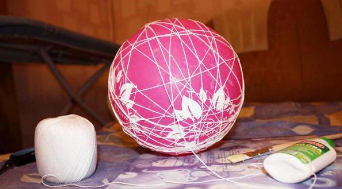 थ्रेड्स आणि ग्लूपासून DIY स्नोमॅन, मास्टर क्लास बॉल आणि थ्रेड्सपासून स्नोमॅन बनवणे