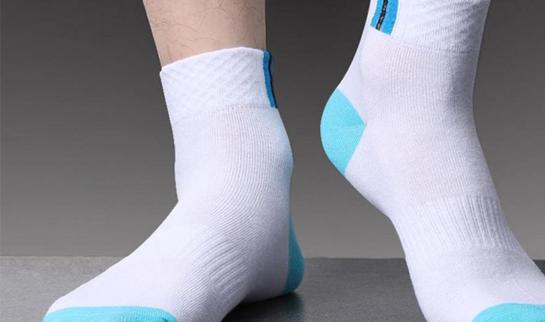 Мужские носки какие лучше для повседневной. Синтетические носки. Белые носки мужские. Одноразовые носочки. Медицинские мужские носки на ноге.