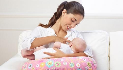 Poznámka pre dojčiacu matku: ako správne kŕmiť novorodenca materským mliekom