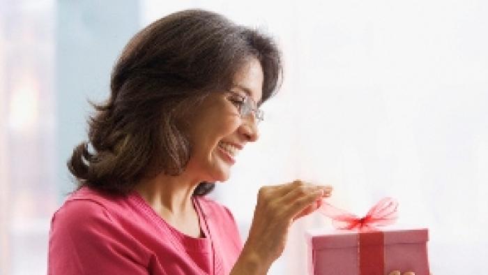 अपनी माँ को उनके जन्मदिन पर कौन सा मूल उपहार दें?