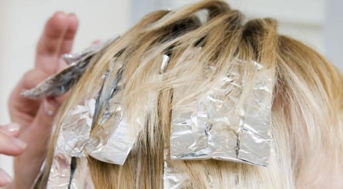 Επισήμανση στο σπίτι Σχέδιο για τονισμό μαλλιών σε αλουμινόχαρτο