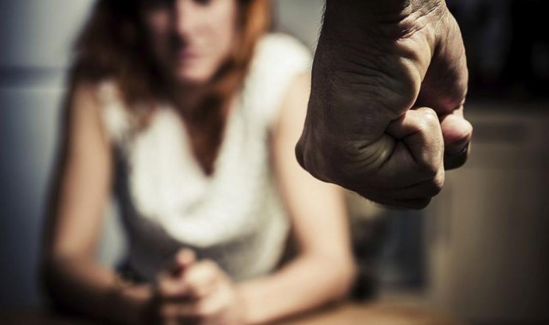 Ένας σύζυγος χτυπά τη γυναίκα του, τι να κάνει και πώς να σταματήσει τη βία