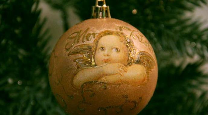 Ideas for decoupage of New Year's products New Year's toy ball in decoupage style