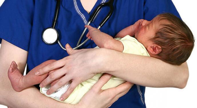 Průjem u novorozence při kojení: co dělat a jak léčit dysfunkci střev u kojence?