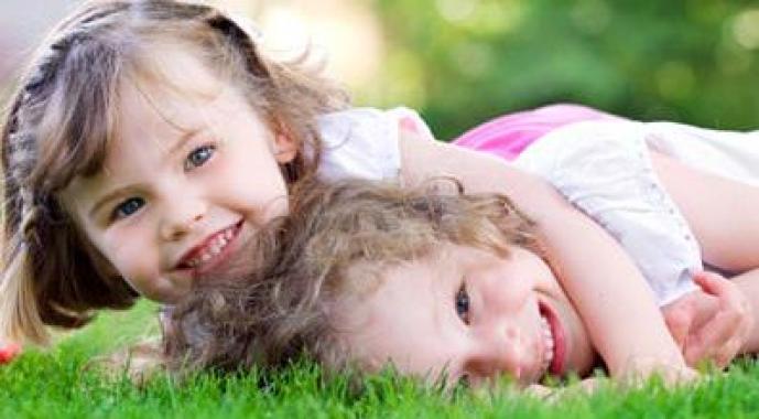 Zvláštnosti výchovy dvojčat v rodině: rady pro rodiče