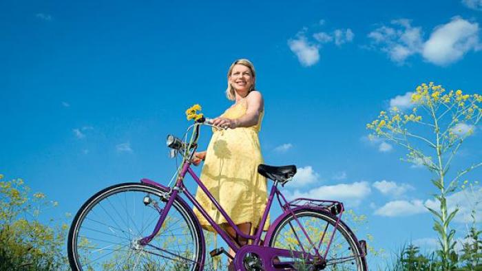Ездить на велосипеде беременной. Велосипед для беременных. Беременные на велосипеде. Катание на велосипеде при беременности.