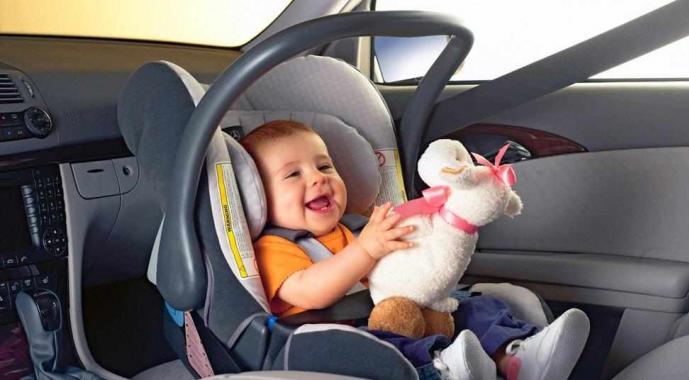 Fino a che età hai bisogno di un seggiolino per bambini in macchina? Sfumature necessarie: devi tenere conto del peso e dell'età