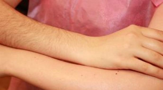 A karjain lévő szőrzet világosításának módjai Hogyan égesd el vagy világosítsd meg a szőrt a karjaidon