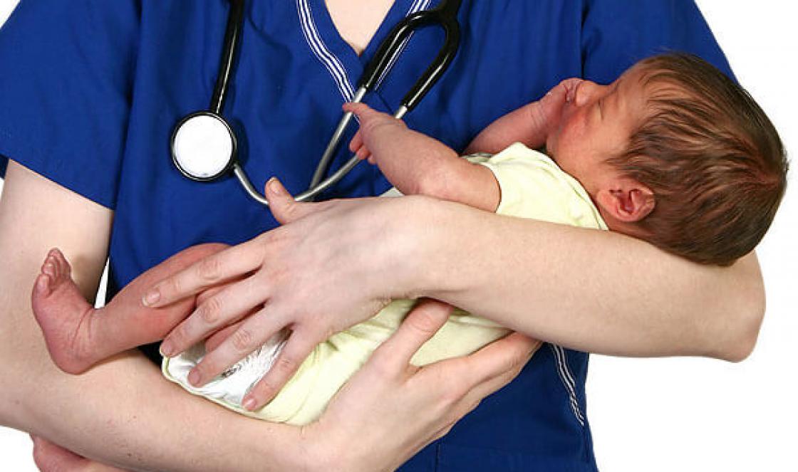 Диария при новородено бебе по време на кърмене: какво да правите и как да лекувате дисфункция на червата при бебе?